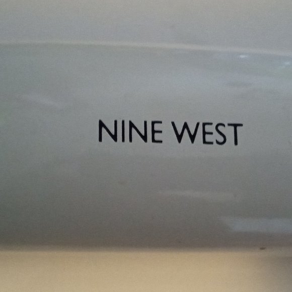 Authentic Nine West Eyeglasses Sunglasses Hard ClamShell White Black Felt Lining - Picture 6 of 6